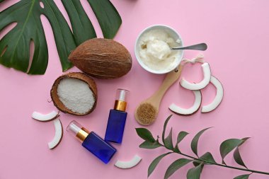 Renk arka planda hindistan cevizi yağı ve kozmetik ile Kompozisyon