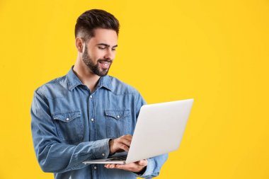 Renkli dizüstü bilgisayarı olan erkek programcı