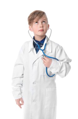 Beyaz arka plan üzerinde küçük doktor portresi