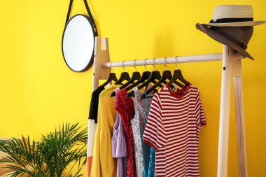 Soyunma odasında şık giysilerle doldur.