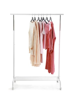 Beyaz arka planda şık giysiler ile Rack