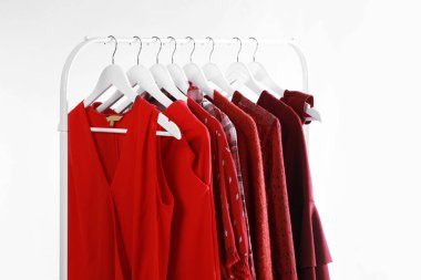 Beyaz arka planda şık giysiler ile Rack