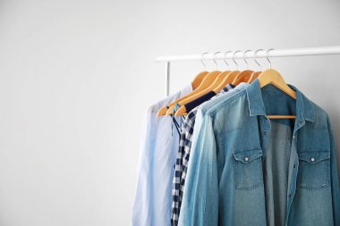 Gri arka planda şık giysiler ilerler