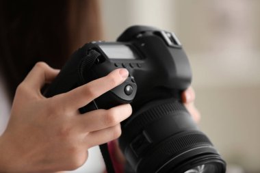 Evde modern fotoğraf makinesi ile genç kız, kapatmak