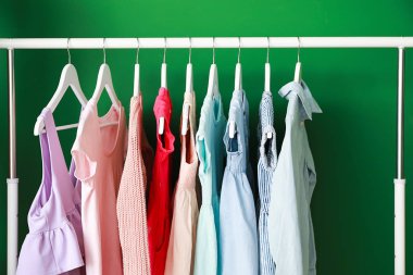 Renkli arka planda çocuk kıyafetleri ile Rack