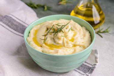 Masada lezzetli patates püresi ile kase