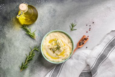 Masada lezzetli patates püresi ile kase