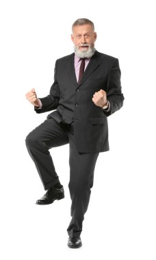 Beyaz arka plan üzerinde mutlu dans olgun işadamı