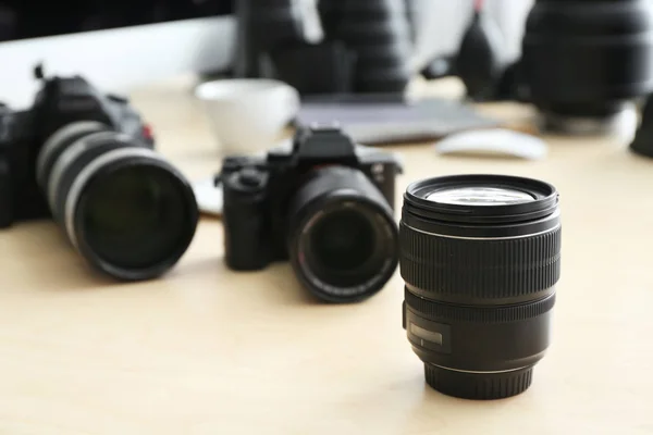Lente objetiva de câmera de foto profissional na mesa — Fotografia de Stock