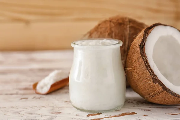 Frasco com óleo de coco na mesa — Fotografia de Stock