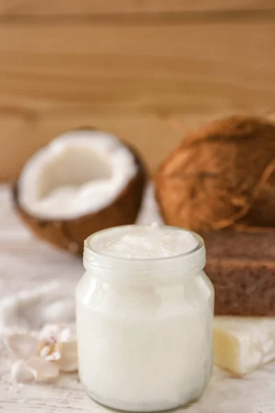 Frasco com óleo de coco na mesa — Fotografia de Stock