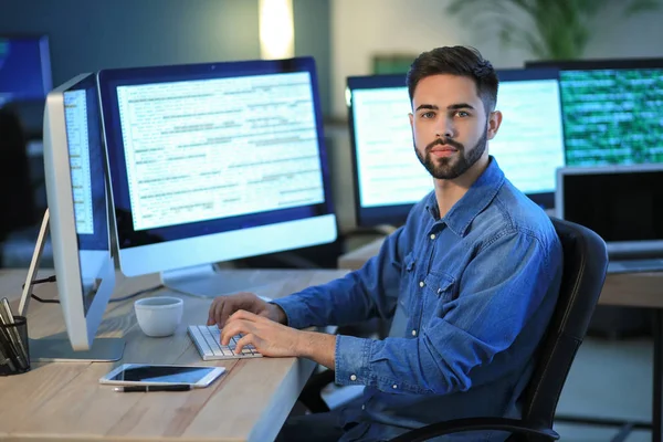 Programador masculino trabajando en la oficina —  Fotos de Stock