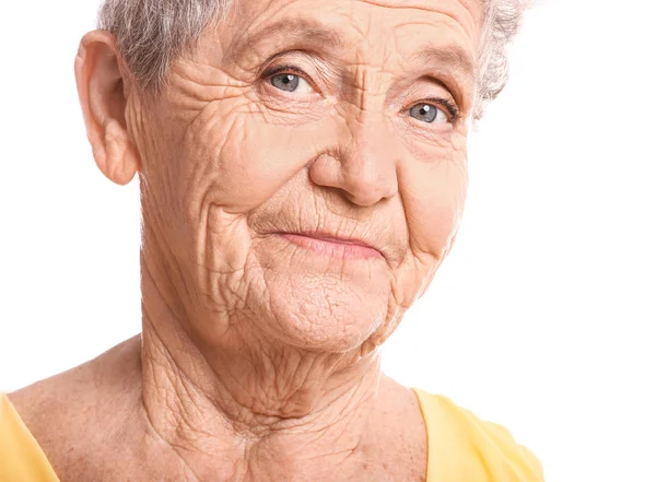 Retrato de mulher idosa no fundo branco — Fotografia de Stock