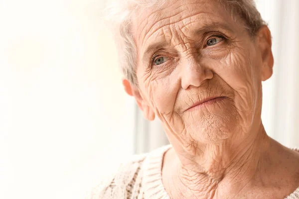 Ritratto di donna anziana a casa — Foto Stock