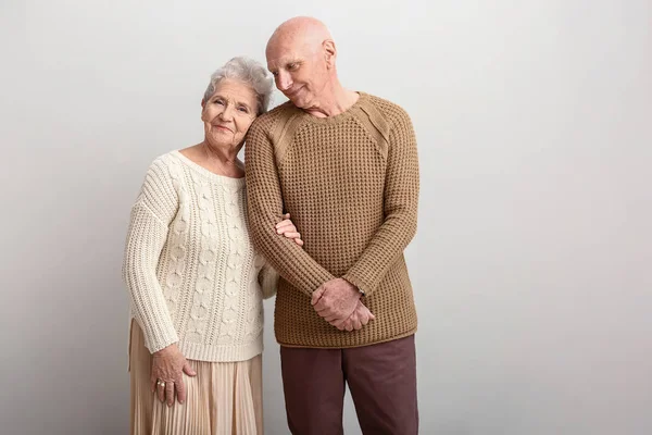 Retrato de pareja mayor sobre fondo blanco —  Fotos de Stock