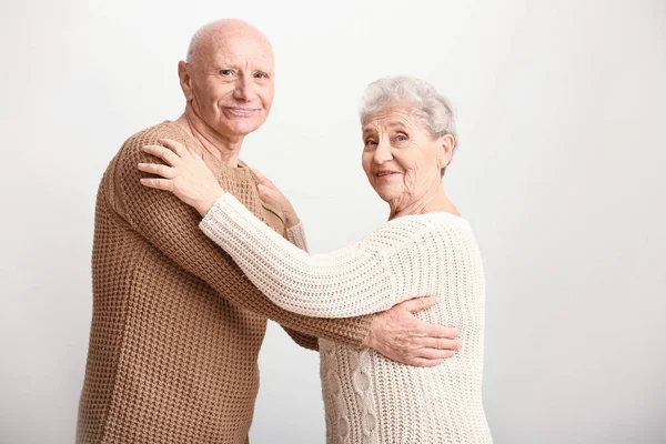 舞蹈老年夫妇在白色背景 — 图库照片