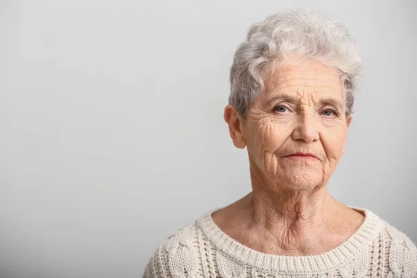 Ritratto di donna anziana su sfondo bianco — Foto Stock