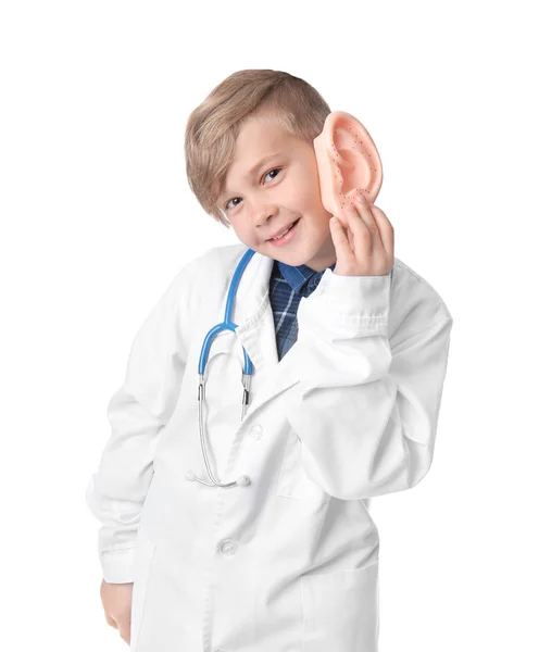 Portrait de petit médecin avec modèle d'oreille sur fond blanc — Photo