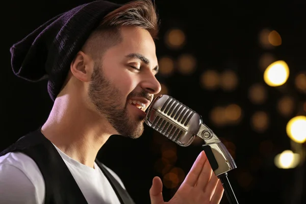 Guapo cantante masculino con micrófono en el escenario —  Fotos de Stock