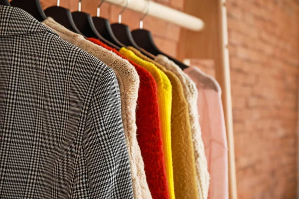 Rack met stijlvolle kleding in de kleedkamer — Stockfoto