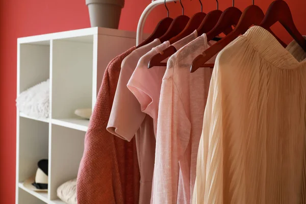 Bastidor con ropa elegante en vestidor — Foto de Stock