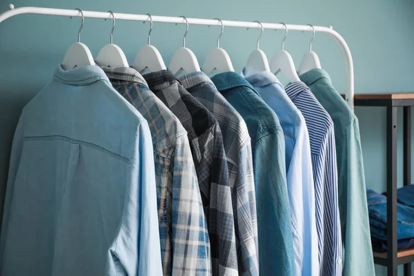 Regal mit stilvoller Kleidung in der Garderobe — Stockfoto