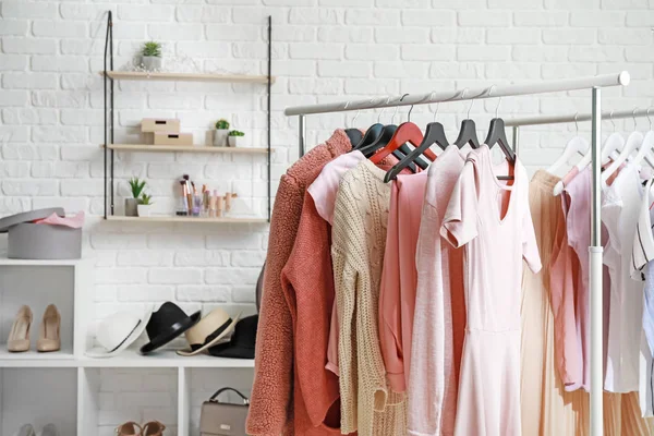Stojak ze stylowymi ubraniami w garderobie — Zdjęcie stockowe