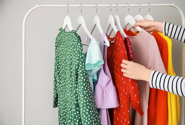 Vrouw kiest kleding in kleedkamer — Stockfoto