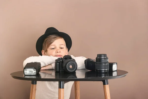 Fotógrafo bonito com câmera profissional no fundo de cor — Fotografia de Stock