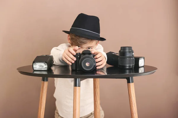 Roztomilá fotografka s profesionálním fotoaparátem na pozadí barev — Stock fotografie