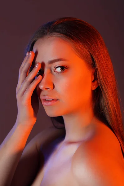 Potret wanita muda cantik dengan latar belakang warna — Stok Foto