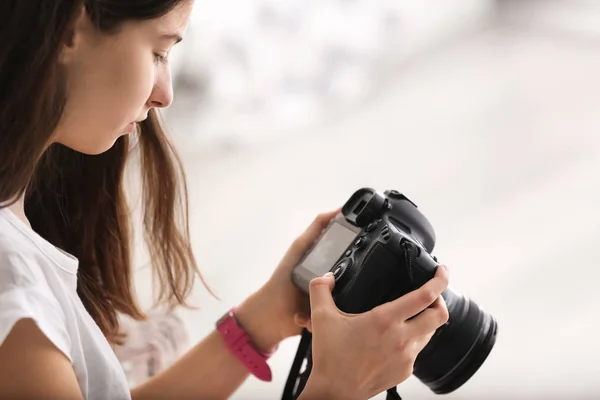 Giovane ragazza con macchina fotografica moderna a casa — Foto Stock