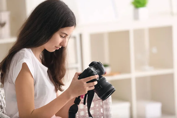 Menina com câmera de foto moderna em casa — Fotografia de Stock