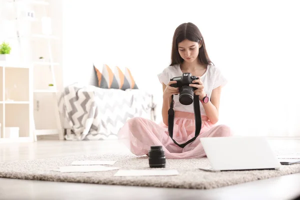 Ung flicka med modern foto kamera hemma — Stockfoto