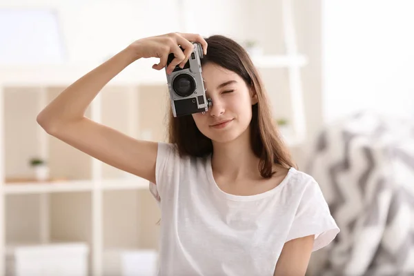 Νεαρό κορίτσι με φωτογραφική μηχανή στο σπίτι — Φωτογραφία Αρχείου