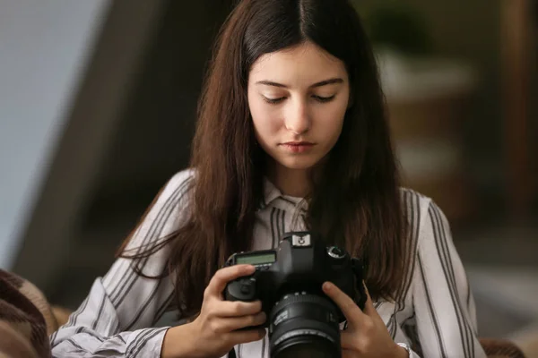 Menina com câmera de foto moderna em casa — Fotografia de Stock