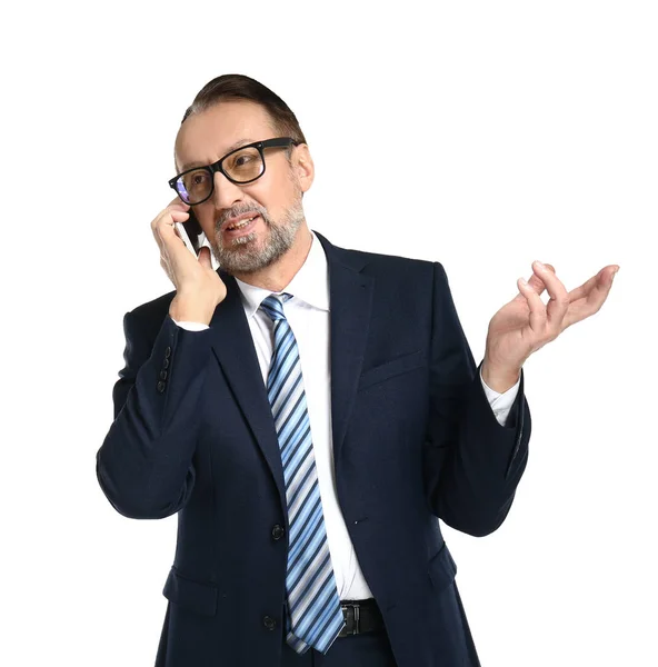 Portret przystojnego dojrzałego biznesmena rozmawiający przez telefon komórkowy na białym tle — Zdjęcie stockowe