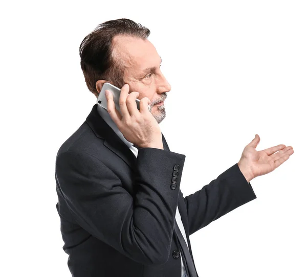 Ritratto di bell'uomo d'affari maturo che parla con il cellulare su sfondo bianco — Foto Stock