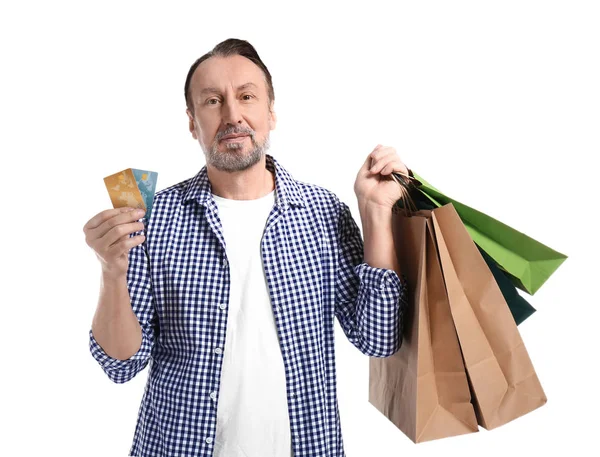 Portrét hezkého zralého muže s nákupními taškami a kreditní kartou na bílém pozadí — Stock fotografie