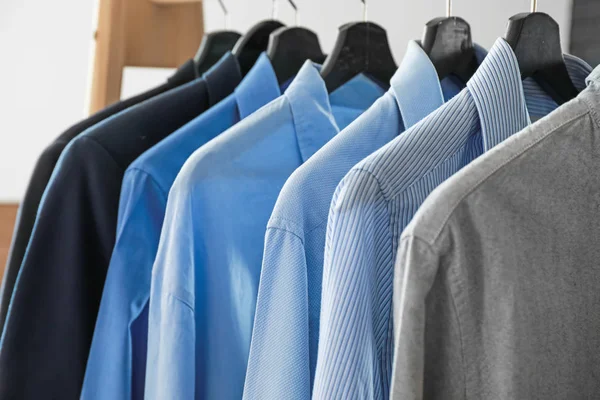 Kleer Hangers met mannelijke kleren, close-up — Stockfoto