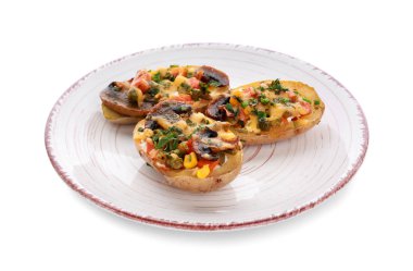 Beyaz arka planda lezzetli fırında patates tabağı.