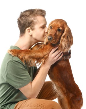 Beyaz arka planda sevimli köpek ile Genç çocuk