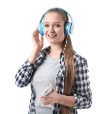 Güzel genç bayan beyaz arka planda müzik dinliyor.