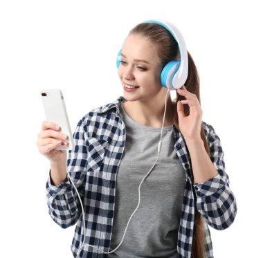 Güzel genç bayan beyaz arka planda müzik dinliyor.