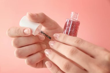Renkli arka planda manikür yapan kadın