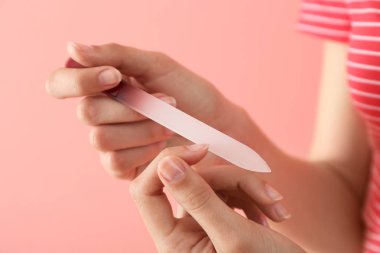 Kadın renk arka planda Manikür yapıyor, çekim