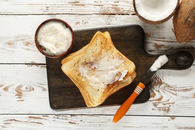 Ahşap arka planda Hindistan cevizi yağı ile lezzetli tost ekmek