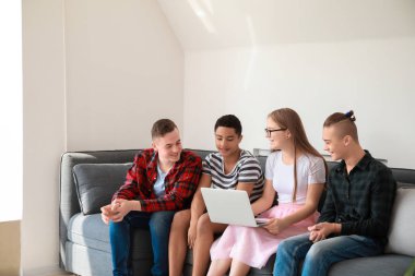 Evde modern dizüstü bilgisayar ile Gençler