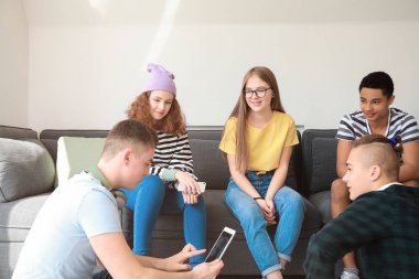 Bir grup genç evde vakit geçiriyor