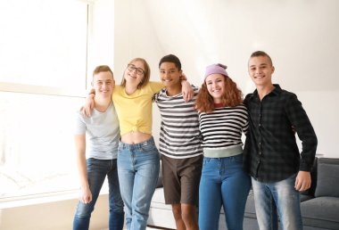 Evde sevimli gençler